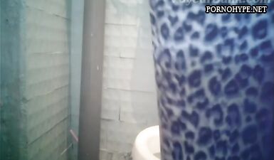 Домашнее видео: жопа срет на туалете перед камерой