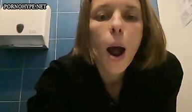 Жесткое соло с огромным дилдо: горячий экшн в туалете!