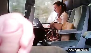 Эксклюзивное видео: Богатый красавчик получает оральный секс на улице от двух горячих девочек