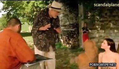 Дешевая пизда Лив Тайлер показывает сиськи художнику