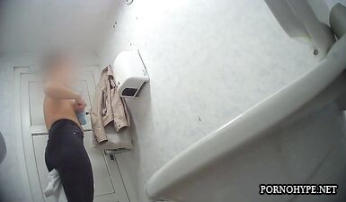 Девушка мочится и трахается в запущенном уборной
