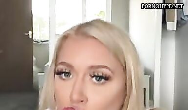 Сучка Elle Brooke облизывает член и получает сперму между грудями