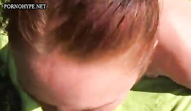 Русская пара трахается на берегу реки: грязный секс и много спермы