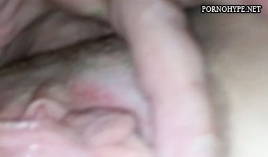Мужик раздвинул бабе пизду и лижет клитор с уретрой языком
