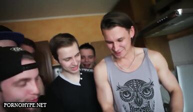 Пьяная девка сосет 20 х*ев и кончается на шоу Идиоты