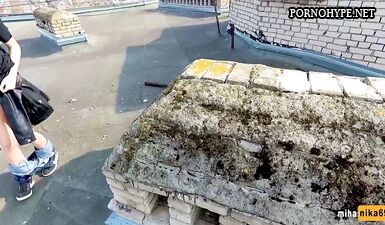Девушка с очками получила сперму на крыше в позе сзади