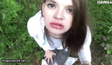 Глубокий минет и глотание спермы на природе: горячая шлюха в деле!