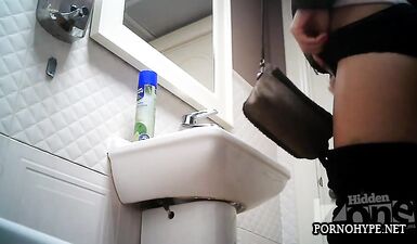 Домашнее видео: женщина на коленях мочится в туалете