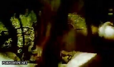 Горячая брюнетка отсасывает член своему парню: жесткое порно видео