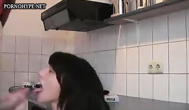 Оральная шлюха глотает сперму на кухне
