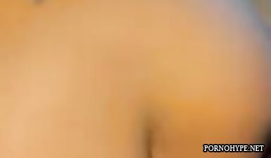 Развратная сучка трахается с черным гигантом и получает жесткий секс в разорванную пизду