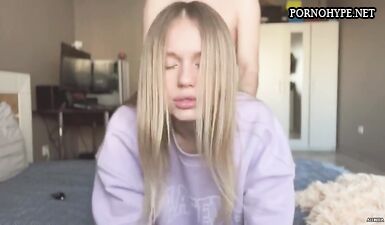 Русская блондинка жестко трахнута в позе раком