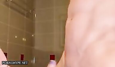 Оральные утехи для мускулистого парня в ванной: горячая шлюха и ее игры с жопой