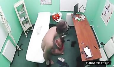 Анальный тест: Доктор трахает пышную шлюху