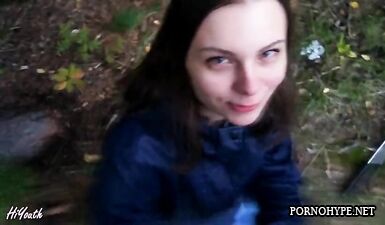 Русская девка сосет член на улице