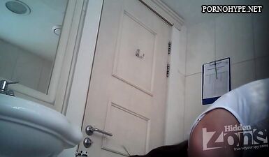 Горячая брюнетка в экстазе: жесткий секс в общественном туалете!