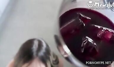 Горячая брюнетка делает минет и трахается в общественном парке за 5 минут!