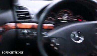 Отличный минет в авто: сосет и глотает