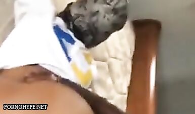 Крупная чернокожая дама предлагает свою попку для молодого черного члена