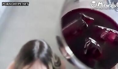 Похотливая молодая шалунья трахается на кровати в парке