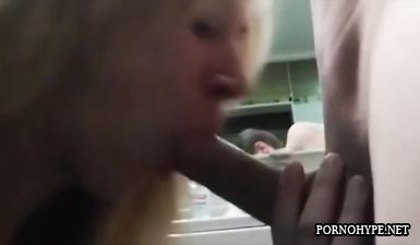 Зрелая мамочка сосет на коленках кривой пенис сына в ванной