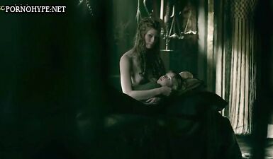 Порно видео с участием актрисы Алиссы Сазерленд из сериалов Викинги и Мгла