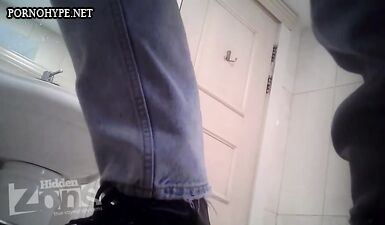 Горячая школьница в туалете: сквирт и душ в одном видео!