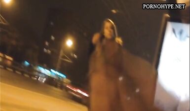 Горячая русская красотка в ярости, когда мастурбатор кончает на нее на остановке!