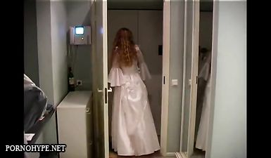 Курьер насильно трахает русскую невесту в пизду и кончает на ее мордашку