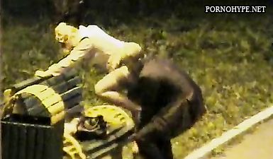 Пьяная пара трахается ночью на скамейке под фонарем