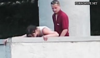 Пьяная парочка трахается на людях на Дне города