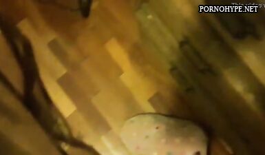 Дрочит на спящую красотку в штанах