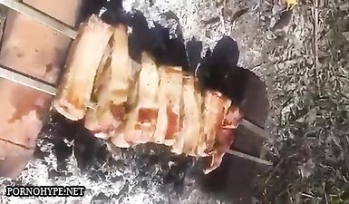 Муж прокручивает вибратор в пизде у жены на природе 1 мая