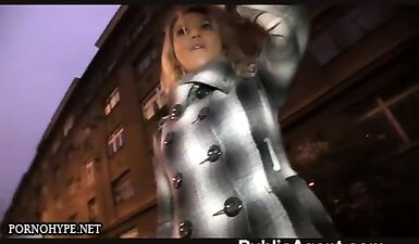 Касотка показала маленькие сиськи и трахнулась с пикапером за деньги