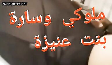 Сара активно эротично выгибается на камеру