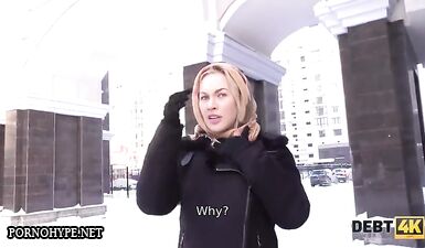 Сексуальная большегрудая Дарина сидит на лице и большом хуе кредитного агента