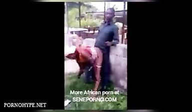 Негры из зажиточных семей трахаются прямо на улице