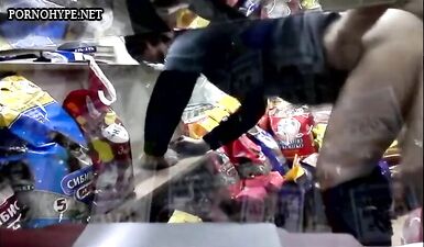 Торговка трахается с клиентом и сосет ему в обеденный перерыв