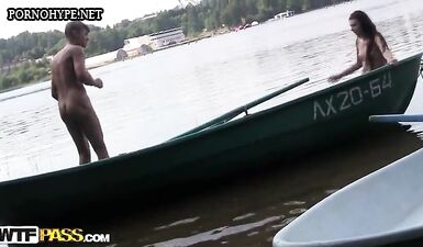 Страстная тройка студентов-археологов из Петербурга удовлетворяют сексуальную лаборантку на свежем воздухе