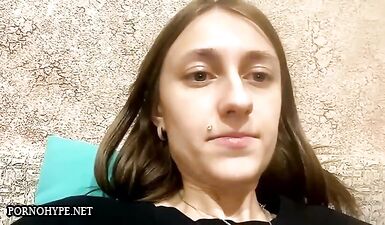 Вика отсосала и показала свою пушистую киску