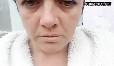 Деревенская девушка мастурбирует в домашних условиях