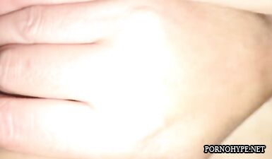 Куколд сосет сперму из пизды и грязно ругается: жесткое порно видео
