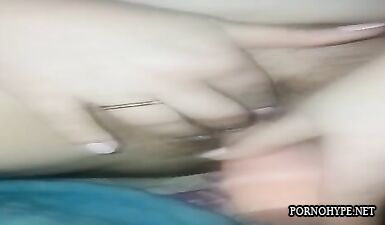 Горячая жена в домашнем порно: Играет с чужим членом!